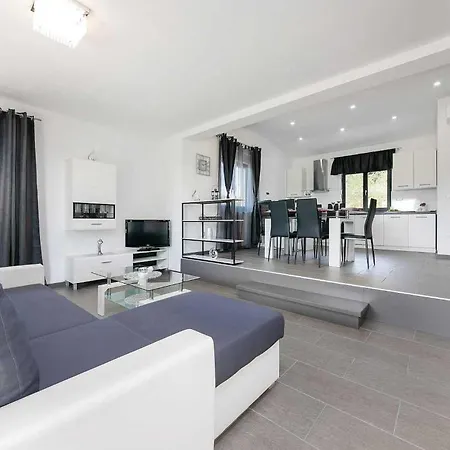 بيت للعطل Luna Sol Kaštelir